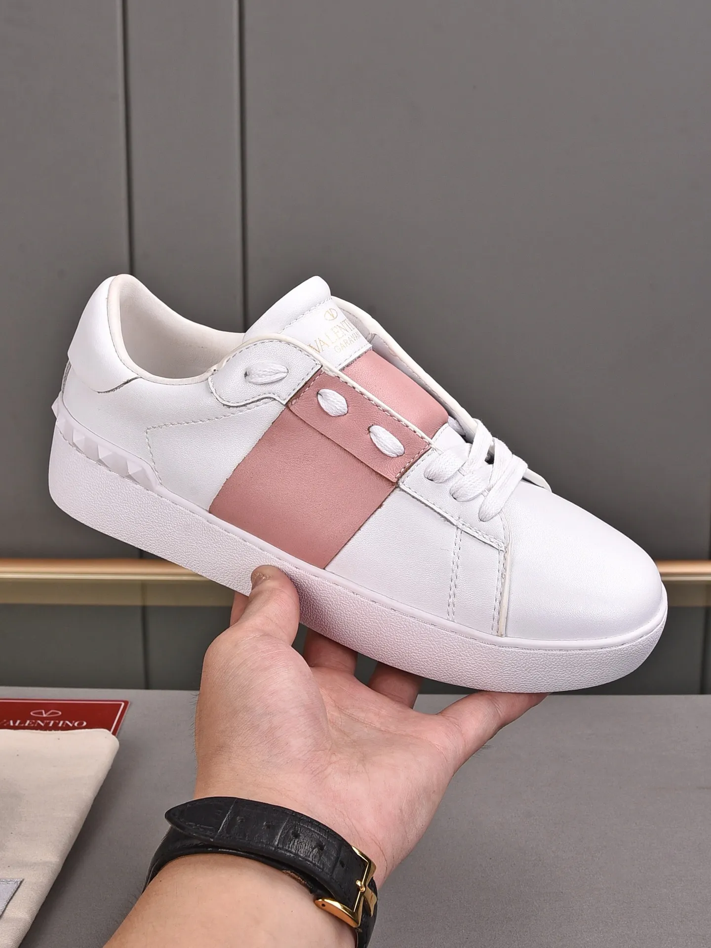 Men's shoes 440💰 (men and women couples) Valentino classic color matching series casual shoes. Made with heavy craftsmanship, good products pay attention to every detail. A must-have trendy item that can be worn all year round, it has been worn by many celebrities and Internet celebrities~~Imported cowhide surface, unique design concept, sheepskin lining, counter quality. Women’s clothing 35-40. Men’s clothing 39-44, 45-46 (returns and exchanges are not supported for custom-made items)